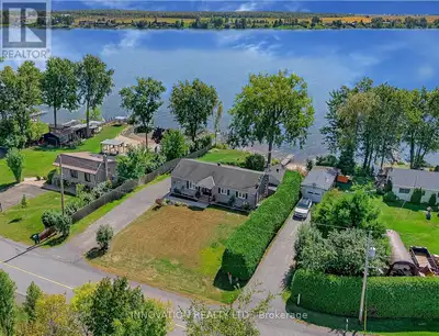 Welcome to your private sandy waterfront retreat on the Ottawa River. This rare 5 bedrooms property...