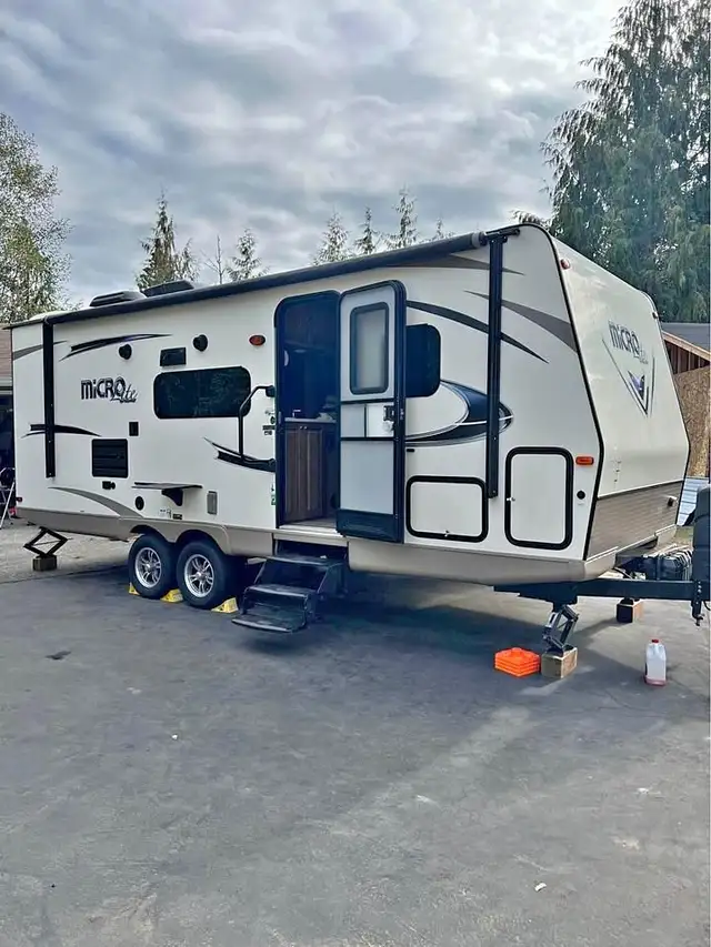 2017 FOREST RIVER FLAGSTAFF MICRO LITE 25BHS-FINANCE AVAILABLE!  in Cargo & Utility Trailers in Winnipeg - Image 2