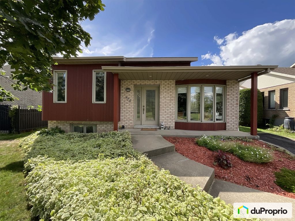 $774,900 - Bungalow for sale in La Prairie — photo 1