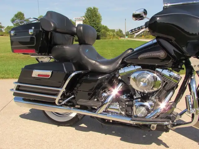 2005 Harley-Davidson FLHTC Electra Glide Classic in Sport Touring in Leamington - Image 6