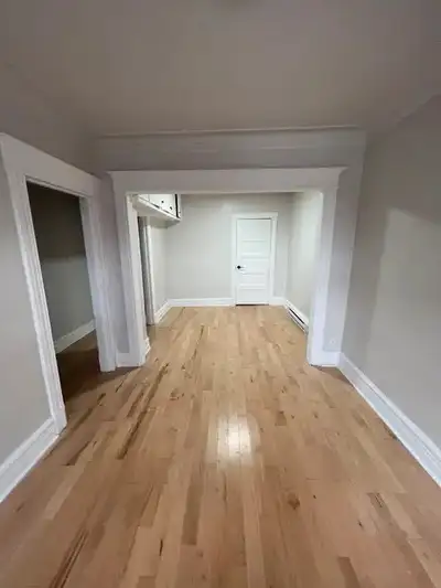 Situé en plein cur du dynamique quartier St-Henri, à 7 minutes à pied des métros Lionel Groulx et Pl...