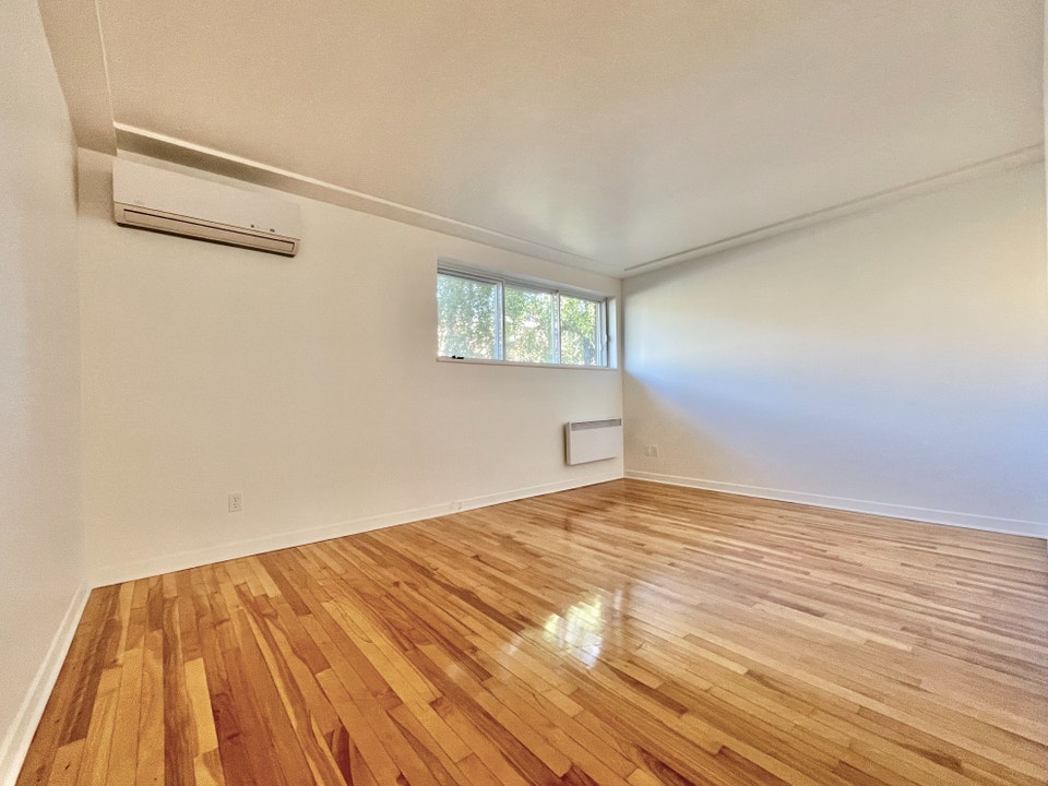 4 et demi - Longueuil - Électros + parking inclus - Dispo mtn! 2