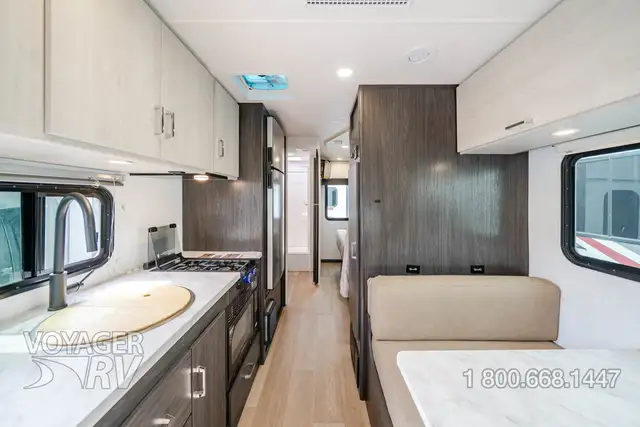 2027 Winnebago Sunflyer 22RS in Travel Trailers & Campers in Kelowna - Image 6