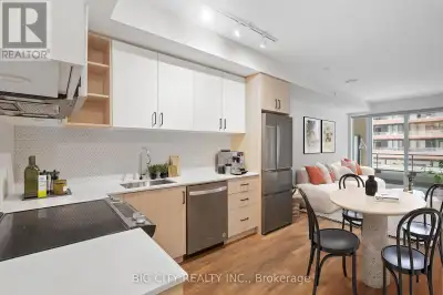 210 - 100 EAGLE ROCK WAY Vaughan, Ontario