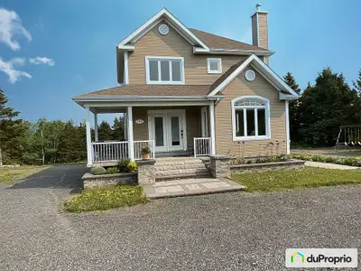 Maison Laprise deux étages construite en 2004 et entièrement rénovée au goût du jour située sur un g...