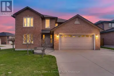 Timeless and distinguised in a highly sought-after East Hamilton neighbourhood! This meticulously ma...