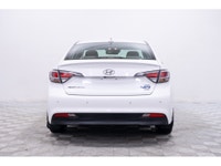 La Hyundai Sonata Plug-in Hybride 2017, présente sur le marché automobile canadien, se distingue par... (image 5)