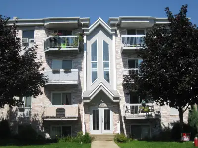 Amazing Bachelor, on the 3rd floor recently renovated in Laval