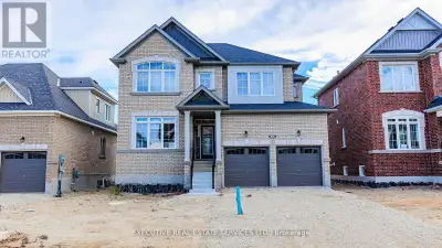Spectacular 2022 Build Beautiful Detached Home at the south end of Collingwood. Deep lot offers priv...