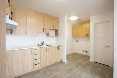 Beau 4 ½ rénové à proximité de tous les services Stationnement Pièce de rangement Équipe de maintena...