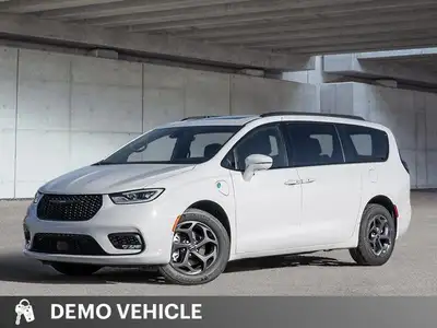 This Chrysler Pacifica Hybrid delivers a Gas/Electric V-6 3.6 L/220 engine powering this Variable tr...