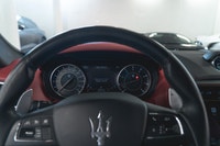 Maserati Ghibli Modena Q4 2022: - Extérieur bleu BLU NOBILE avec intérieur en cuir rouge ROSSO avec... (image 3)