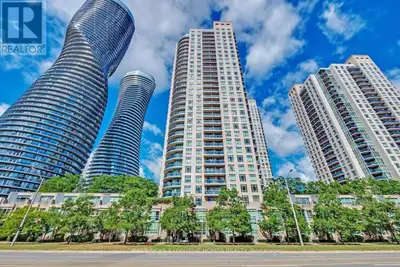 Stunning, Smoke Free Environment . Well Maintained. 2 Beds, 2 W/R Condo W/Captivating Clear View. Gr...