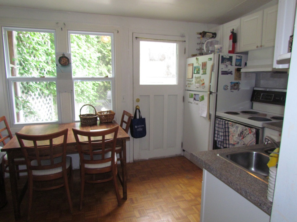 1,200-sqft 3-bed + parking/AC/laundry/yard access (Rideau St) | Long ... - Apartment Homes With Yard Access