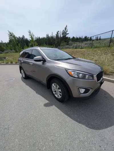 2018 KIA Sorento LX, vehicle has 175 k however the engine is BRAND NEW with only 2600 kms! Great fam...