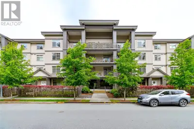 Welcome to Tulsa Views! This immaculate 3rd-floor condo offers 2-bedroom plus den, 2-bathroom condo...