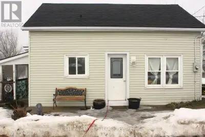 Charming 1 1/2 Storey Home - Perfect for First-Time Buyers or Downsizers. Welcome to this warm and i...