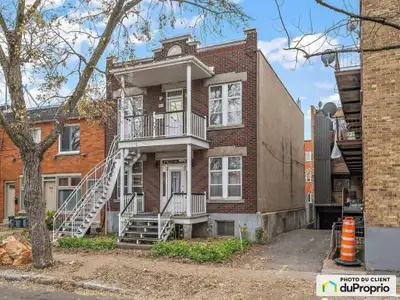 Excellente occasion d'acquérir un immeuble à revenus ou d'occuper l'une des unités soi-même ! Duplex...