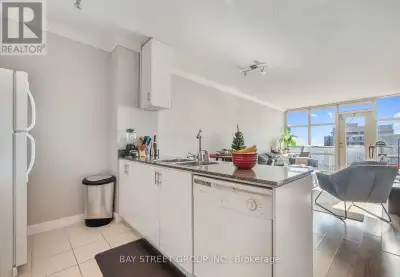 Bright and spacious 1+Den suite in the heart of downtown Toronto! This well-maintained unit features...