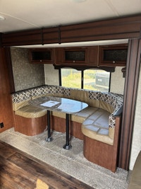 This couples coach trailer is perfect for camping and travelling! The front bedroom has a queen bed... (image 9)
