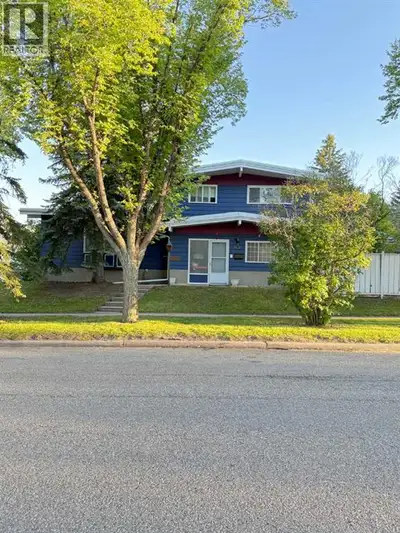 2-bedroom basement with large windows. Excellent access and just minutes from the University and LRT...