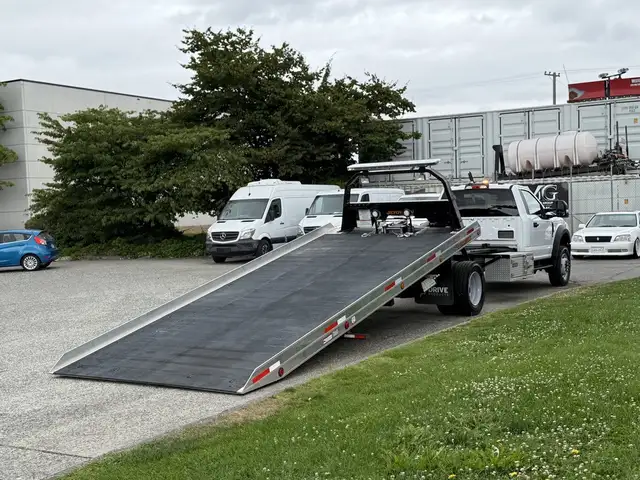 2022 Ford F600 XLT 4x4 20 Foot Roll Off Flatdeck Tow Truck in Heavy Trucks in Regina - Image 14