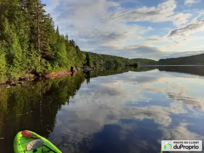 MAGNIFIQUE TERRAIN AU BORD DU LAC LAFONTAINE! Beau grand terrain boisé de 40000 pi2 avec plus de 150...