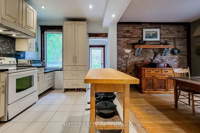 Spacious 2.5-Story Home! in Houses for Sale in Hamilton - Image 3
