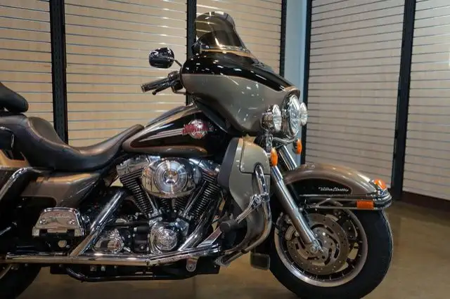 2005 Harley-Davidson Touring ULTRA CLASSIC ELECTRA GLIDE in Sport Touring in Lethbridge - Image 5