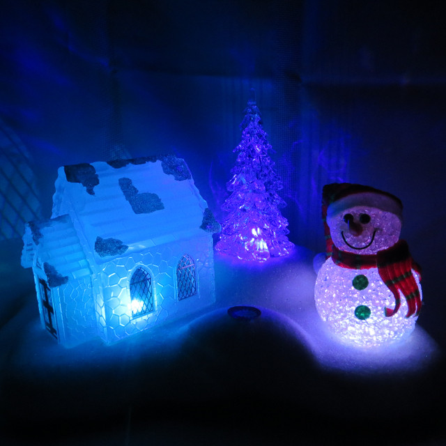Wintery Lighted Musical Xmas Scene Decoration in Holiday, Event & Seasonal in Winnipeg - Image 3