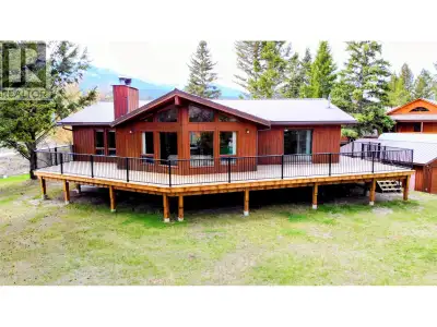 Visit REALTOR website for additional information. Welcome to your Lake Windermere retreat—where spac...