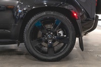 Land Rover Defender 110 P400 X-Dynamic SE 2025: - Extérieur noir métallisé SANTORINI et intérieur en... (image 8)