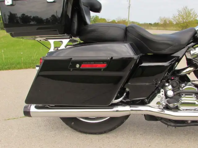 2006 Harley-Davidson FLHX Street Glide Over $9,000 in Great Opti in Sport Touring in Leamington - Image 11