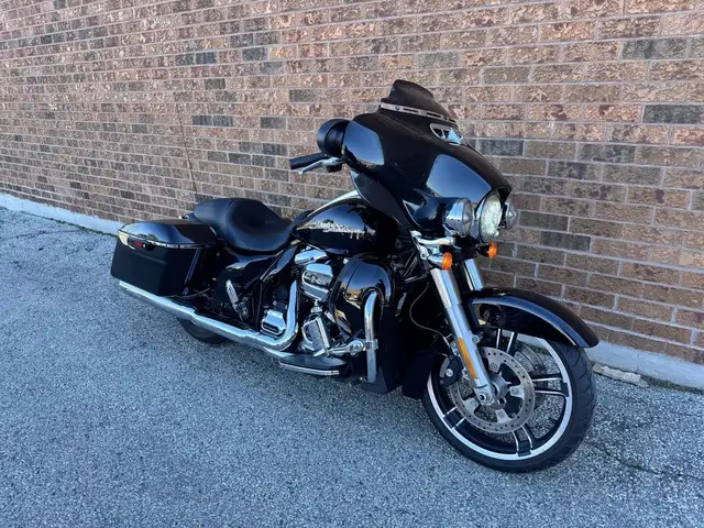 2017 Harley-Davidson Street Glide Special **SCREAMIN' EAGLE PIPE in Sport Touring in Markham / York Region - Image 5