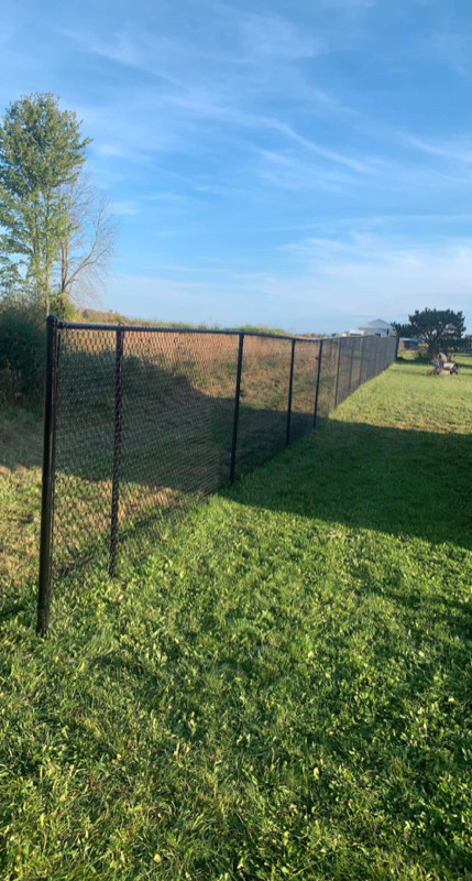 Chain Link Fence - Wrought Iron Fence - Wood Fencing in Decks & Fences in Oshawa / Durham Region