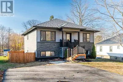 Both units will be vacant on closing! This stunning purpose-built duplex in Penetanguishene offers m...