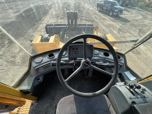 1998 VOLVO L150C in Heavy Equipment in Ottawa - Image 9