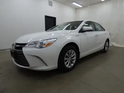 Découvrez notre superbe Toyota Camry Hybride blanche 2017 ! Ce n'est pas qu'une voiture, c'est une c...