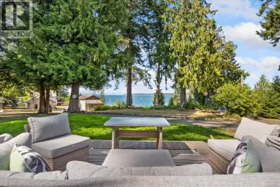 TWO HOMES. 3.6 ACRES. OCEAN VIEWS. ONE EXTRAORDINARY OPPORTUNITY. Welcome to this remarkable oceansi...