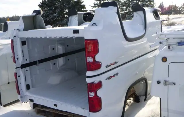 2020-2025 Chev Silverado 2500/3500 8' Box white single wheel in Auto Body Parts in Kitchener / Waterloo - Image 2