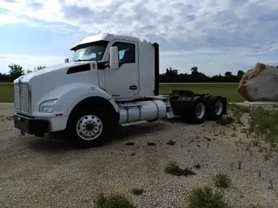 510 HP PACCAR MX13, 22.5" TIRES, ALUMINUM WHEELS, 4X4 DIFF LOCKS, 3.91 GEAR RATIO, 13200 LBS FRONT,...