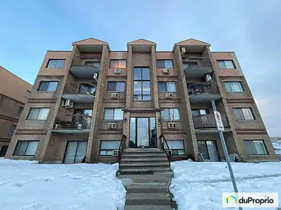 Joli condo de 850 pieds carrés, rénové au mois d'août 2024, situé à quelques pas de tous les service...