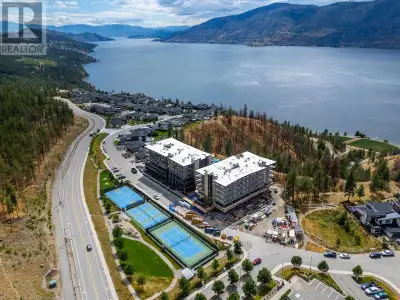 Welcome to Zara at Lakestone! 4th floor corner unit overlooking the pool, lake and mountains this un...