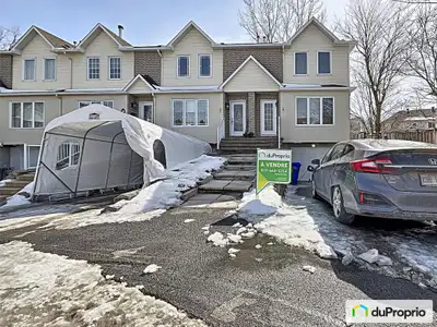 Belle maison en rangée avec garage, ensoleillé sur 3 côtés. Très bien située dans le quartier paisib...