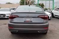 WELL MAINTAINED Drive the Volkswagen Jetta 1.4T Highline where style meets performance! Experience a... (image 5)