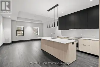 Welcome to an exceptional suite that redefines sophisticated urban living in the heart of Torontos m...