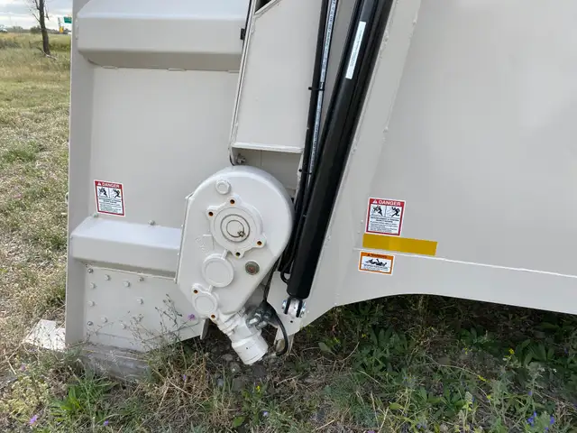 Kuhn Knight PXL 1100 Truck Mount Manure Spreader in Farming Equipment in Lethbridge - Image 7