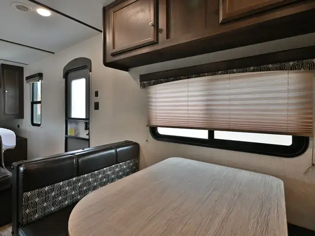 2018 Autumn Ridge Outfitter 23FB in Travel Trailers & Campers in St. Albert - Image 16