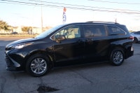 The Toyota Sienna HYBRID LE 8-Passenger Family Ready & Fully Loaded! Looking for a reliable, spaciou... (image 2)