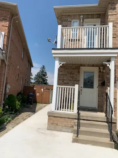 Semi Detached House for Rent in Brampton
